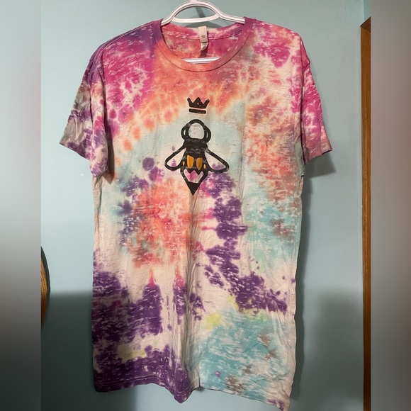 Bee Tee 🌻🌻4 for $25 bundle🌻🌻 - Picture 1 of 8